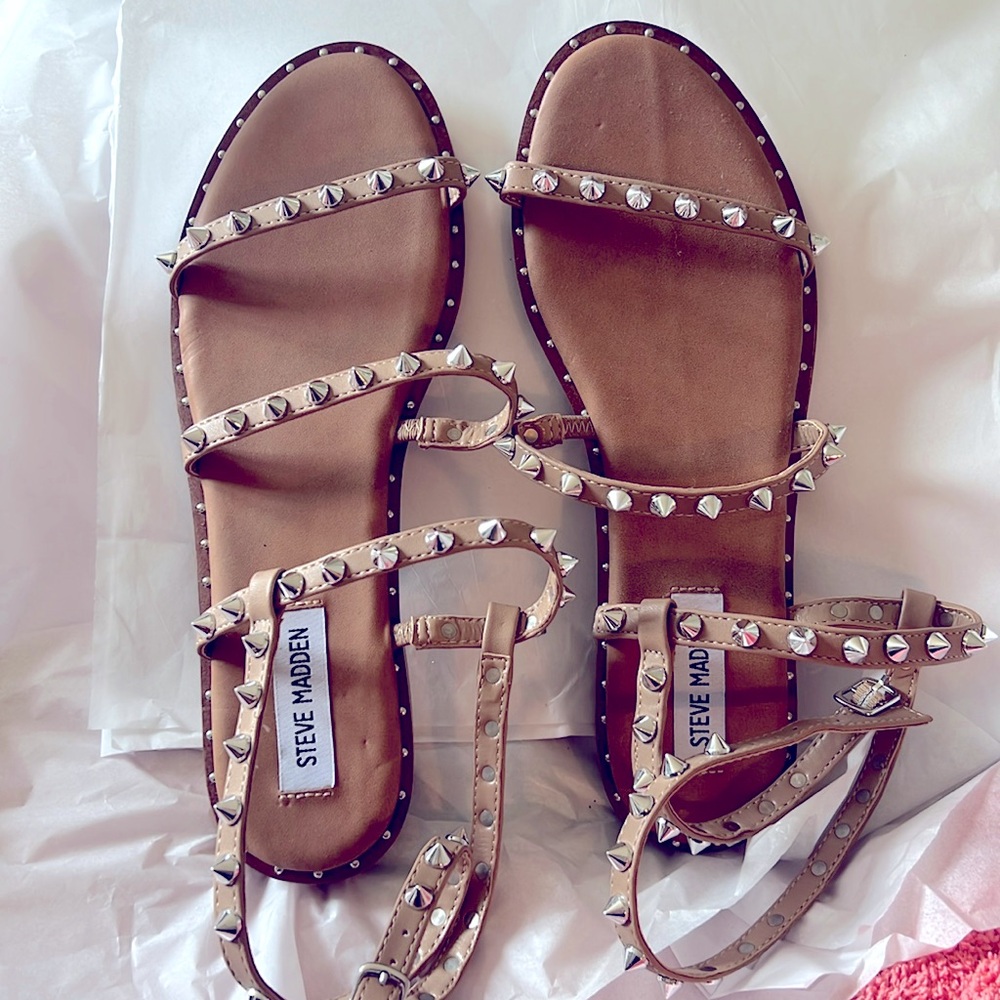 Strappy flat ankle sandal